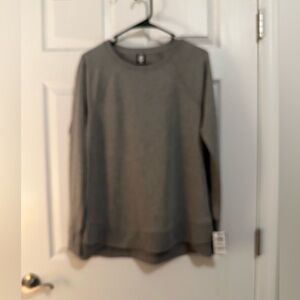 NWT 🦋 Ideology fitness top.